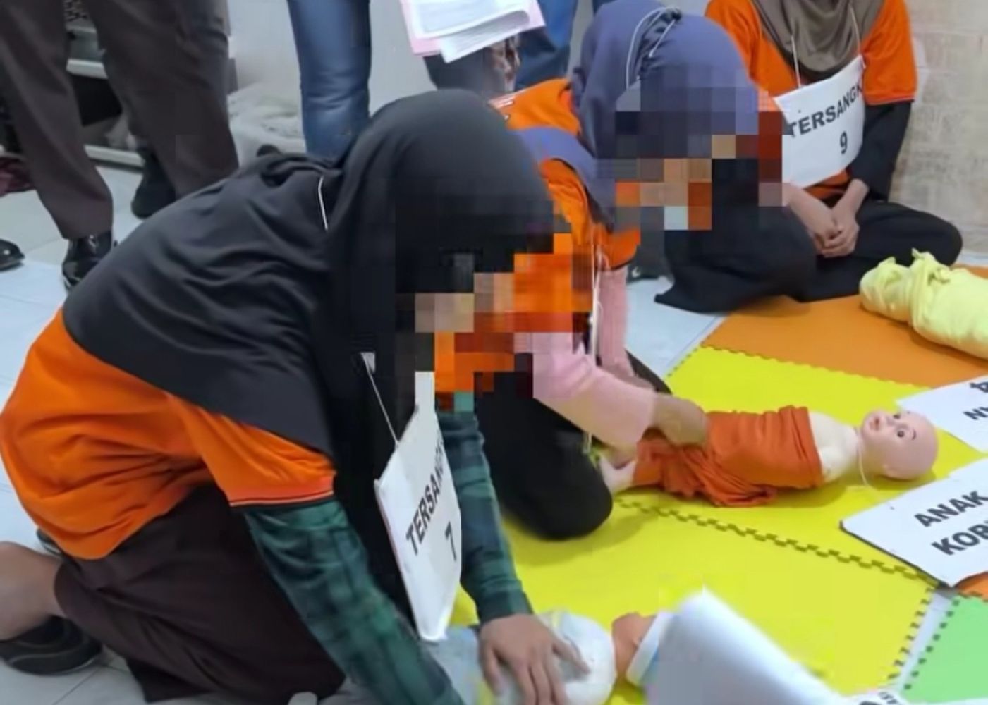 Rekonstruksi little aresha catrawarta Rekonstruksi tersangka melakukan rekonstruksi kasus kekerasan anak di daycare sumber instagram polrestajogja